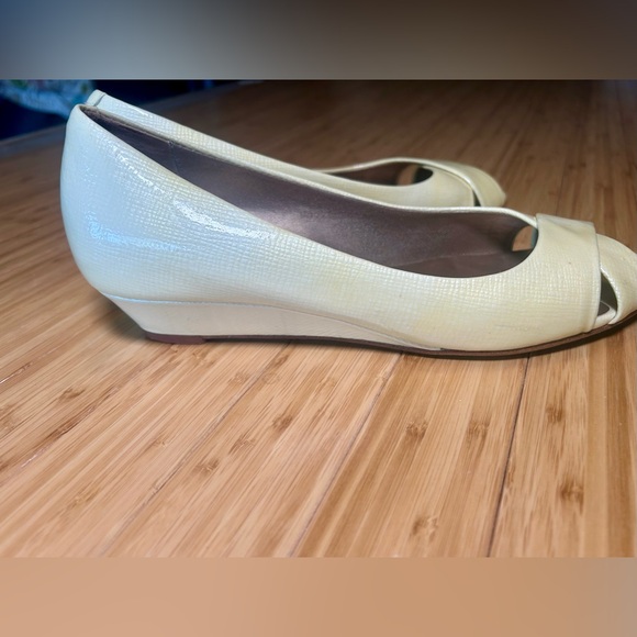 Cole Haan Kitten Heel Criss Cross Ivory Textured Patent leather size 9.5 - Picture 6 of 15